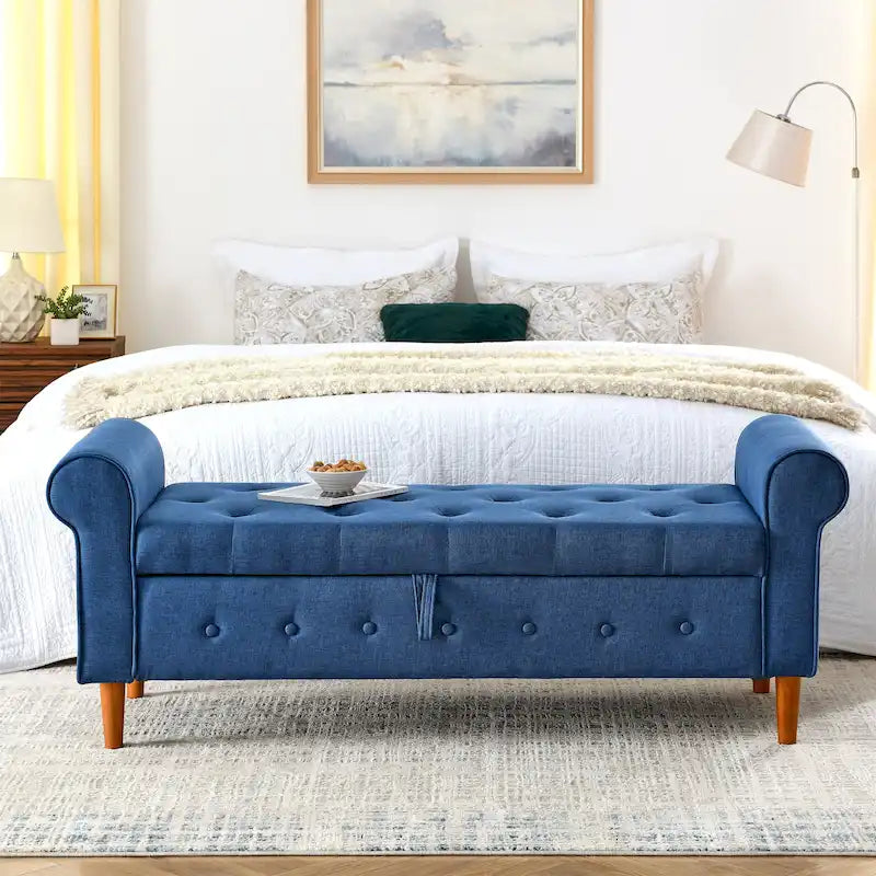 Banc de rangement capitonné en tissu bleu avec accoudoirs roulés et pieds en bois
