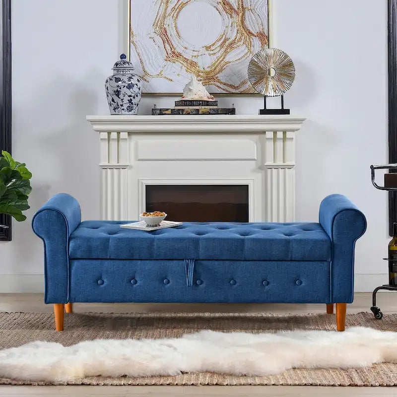 Banc de rangement capitonné en tissu bleu avec accoudoirs roulés et pieds en bois