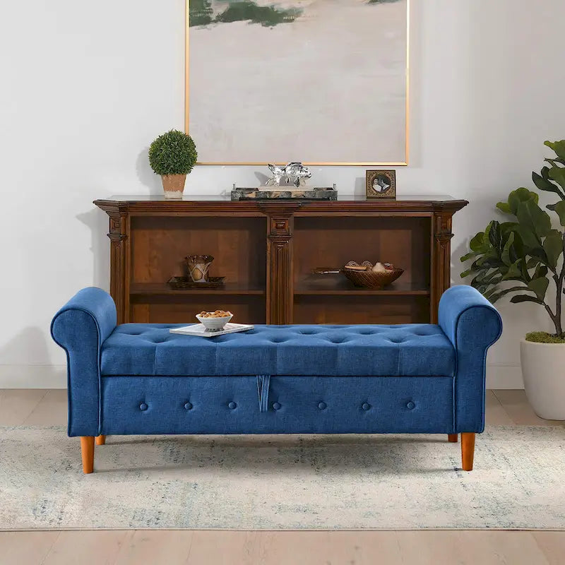 Banc de rangement capitonné en tissu bleu avec accoudoirs roulés et pieds en bois