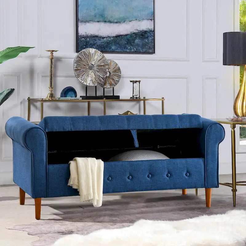 Banc de rangement capitonné en tissu bleu avec accoudoirs roulés et pieds en bois
