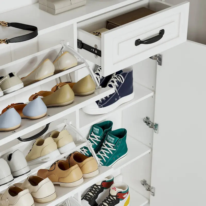 Meuble à chaussures blanc autoportant avec tiroirs basculants et rangement latéral.