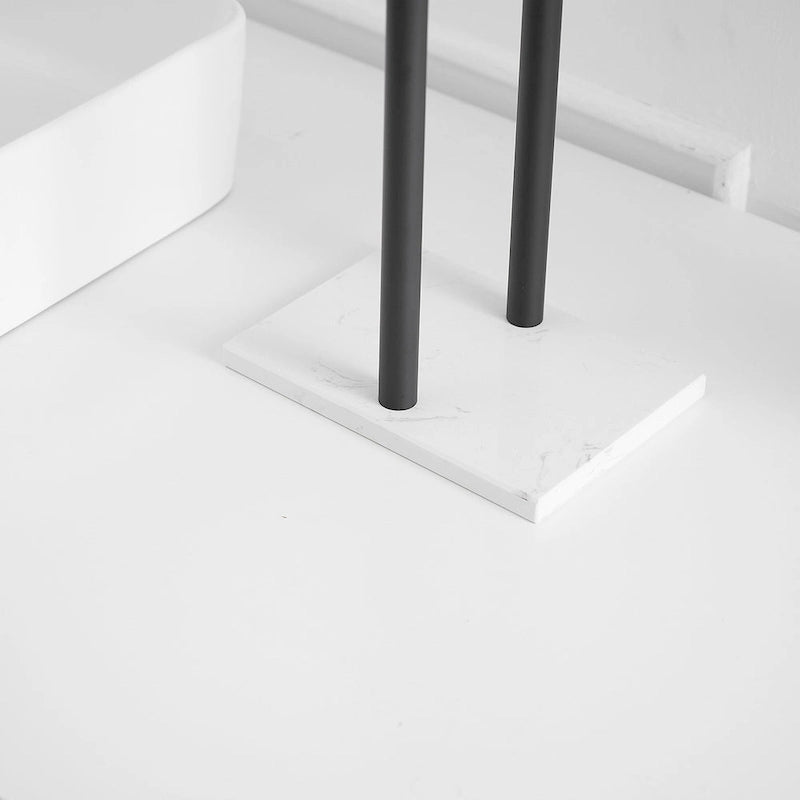 Présentoir comptoir double barre en T pour serviettes de toilette, autoportant avec base en marbre blanc
