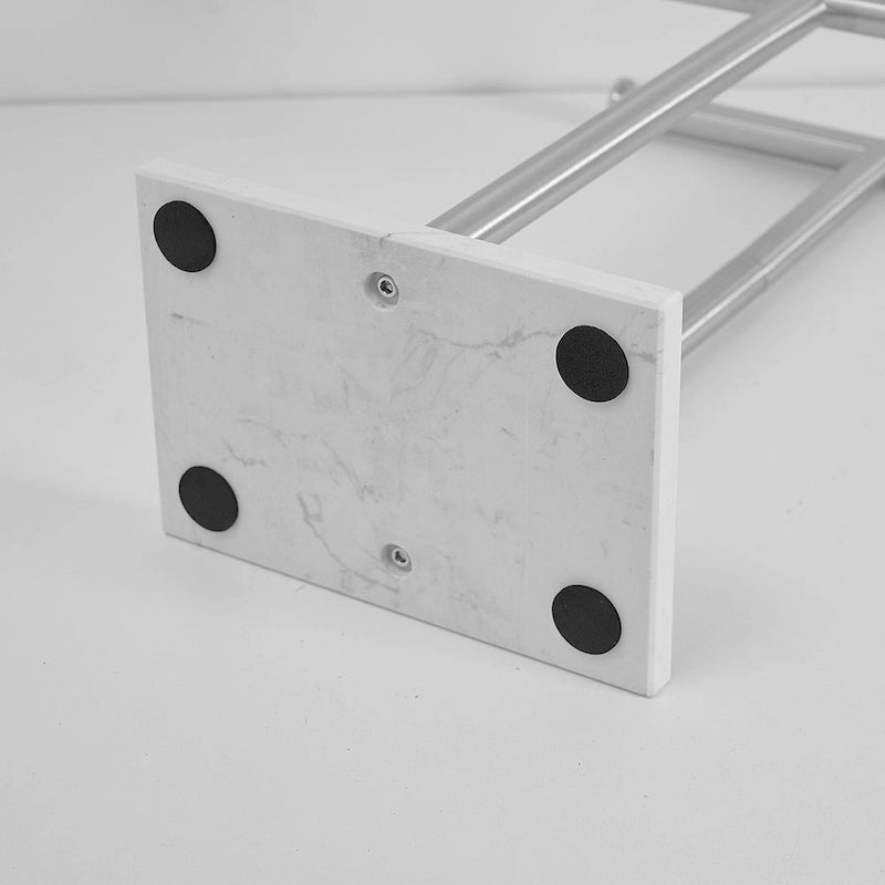 Présentoir comptoir double barre en T pour serviettes de toilette, autoportant avec base en marbre blanc