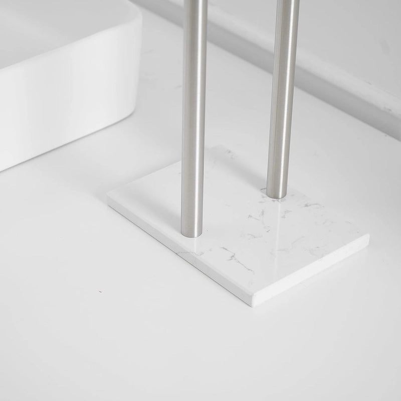 Présentoir comptoir double barre en T pour serviettes de toilette, autoportant avec base en marbre blanc