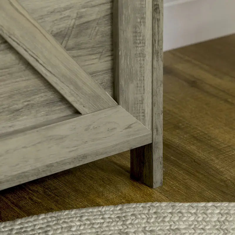 Coffre de rangement gris rustique avec couvercle relevable et charnière de sécurité, motif de porte de grange, banc d'entrée/chambre