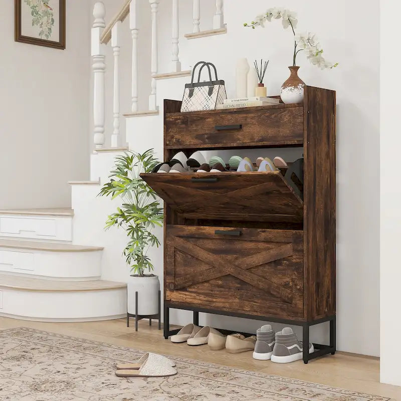 Meuble à chaussures étroit marron rustique avec portes basculantes, tiroir supérieur et base en métal