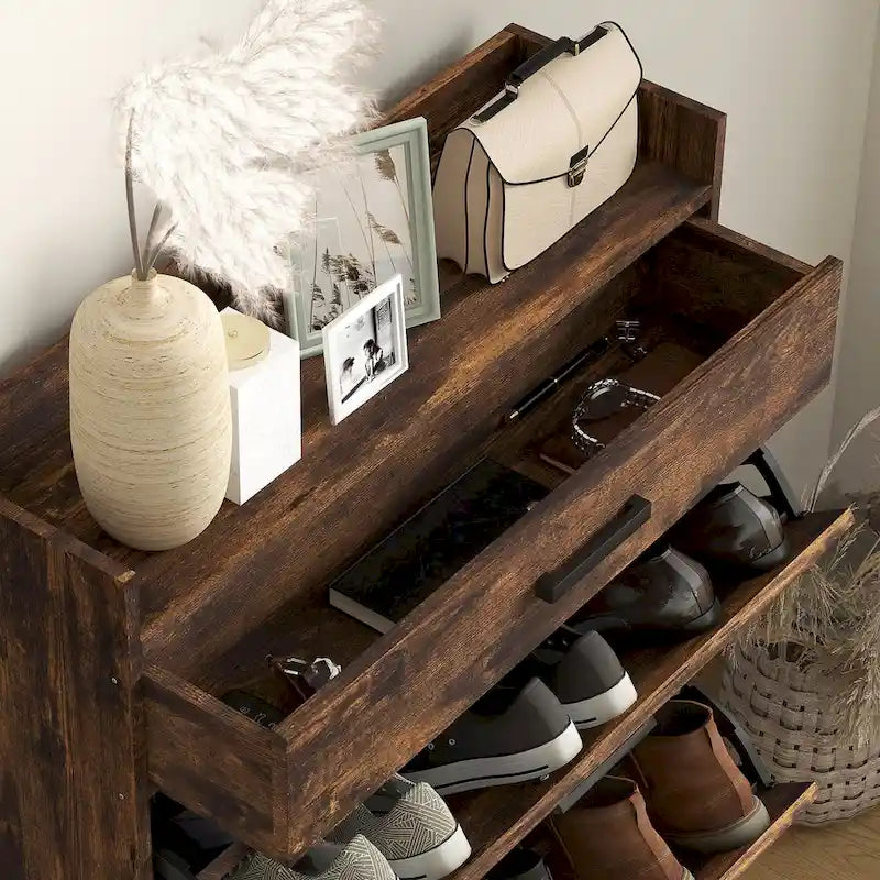 Meuble à chaussures étroit marron rustique avec portes basculantes, tiroir supérieur et base en métal