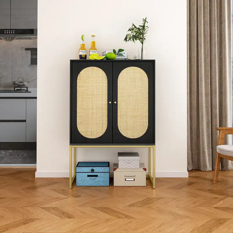Meuble de rangement haut noir à double porte avec panneaux en rotin et base en métal doré