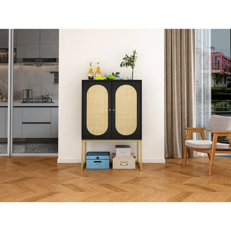 Meuble de rangement haut noir à double porte avec panneaux en rotin et base en métal doré