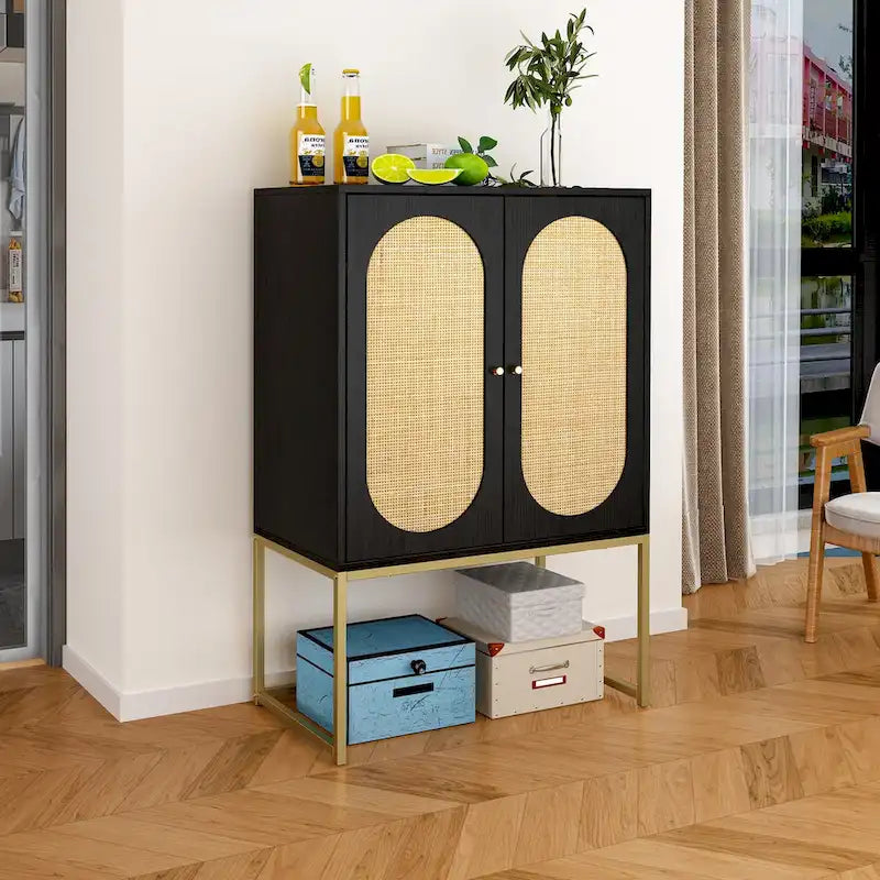 Meuble de rangement haut noir à double porte avec panneaux en rotin et base en métal doré