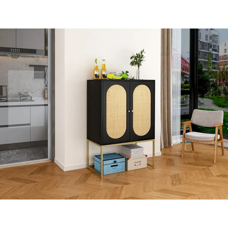 Meuble de rangement haut noir à double porte avec panneaux en rotin et base en métal doré