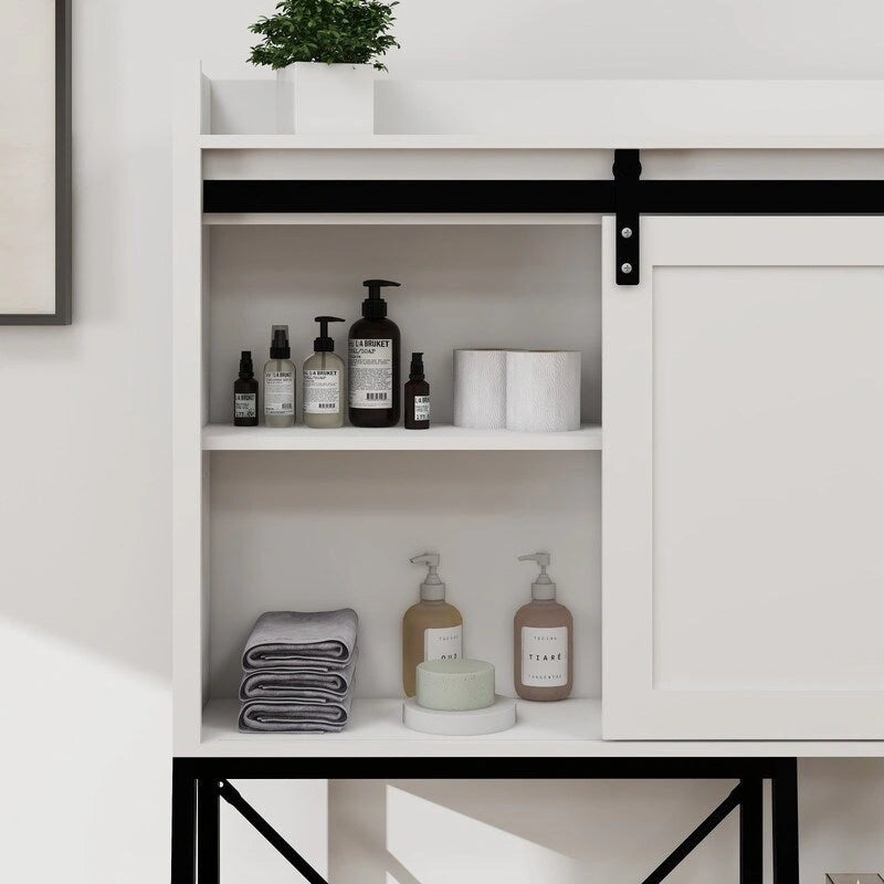 Meuble de rangement blanc à poser au-dessus des toilettes avec porte coulissante style grange et étagères ouvertes